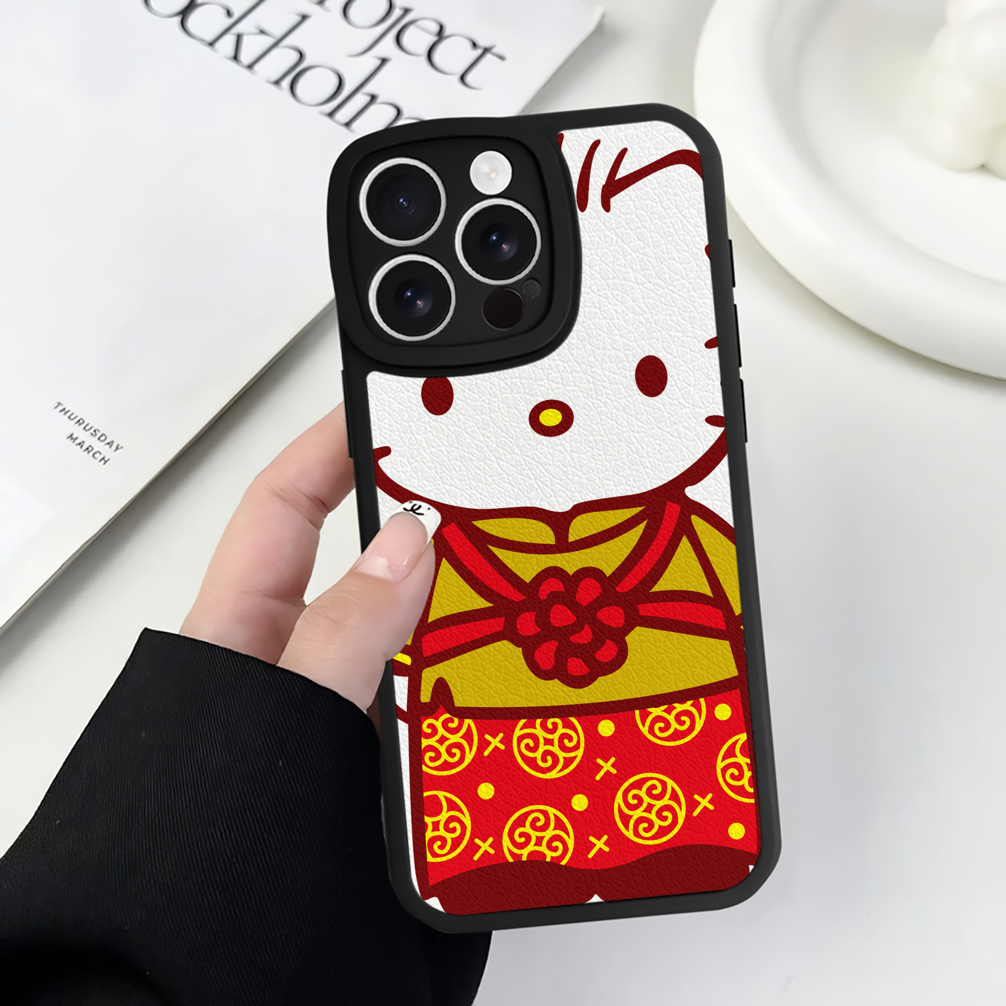 （画像用） Hello Kitty ハローキティ 【iPhone 16シリーズ対応】シリコンスマホケース（レザー調） 材質：シリコン